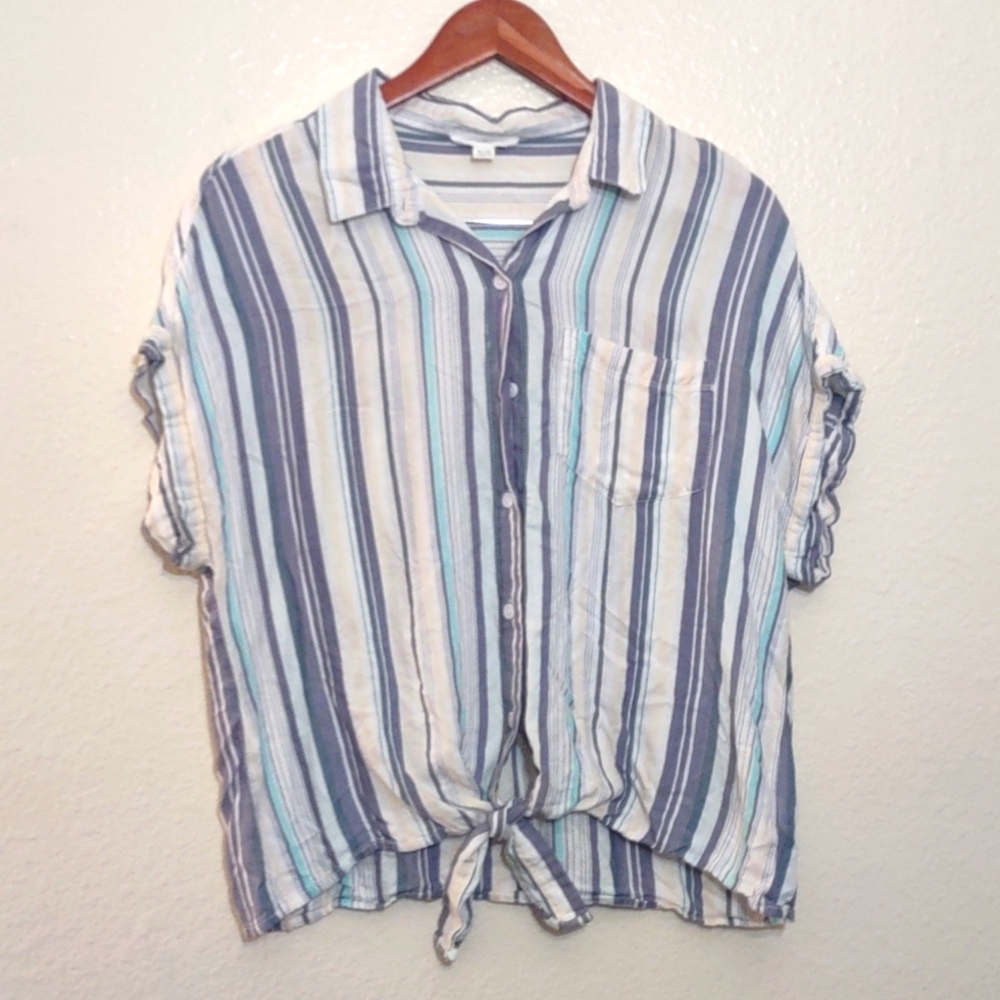 SLIGHTLY USED BEACHLUNCHLOUNGE STRIPPED SIZE M TIED SHIRT